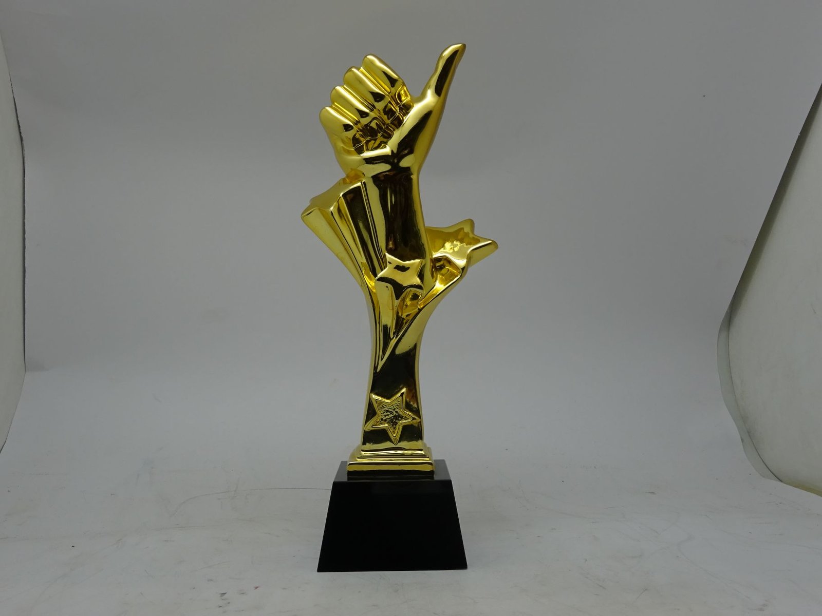 مجسم ذهبي للمتفوقين والتكريم