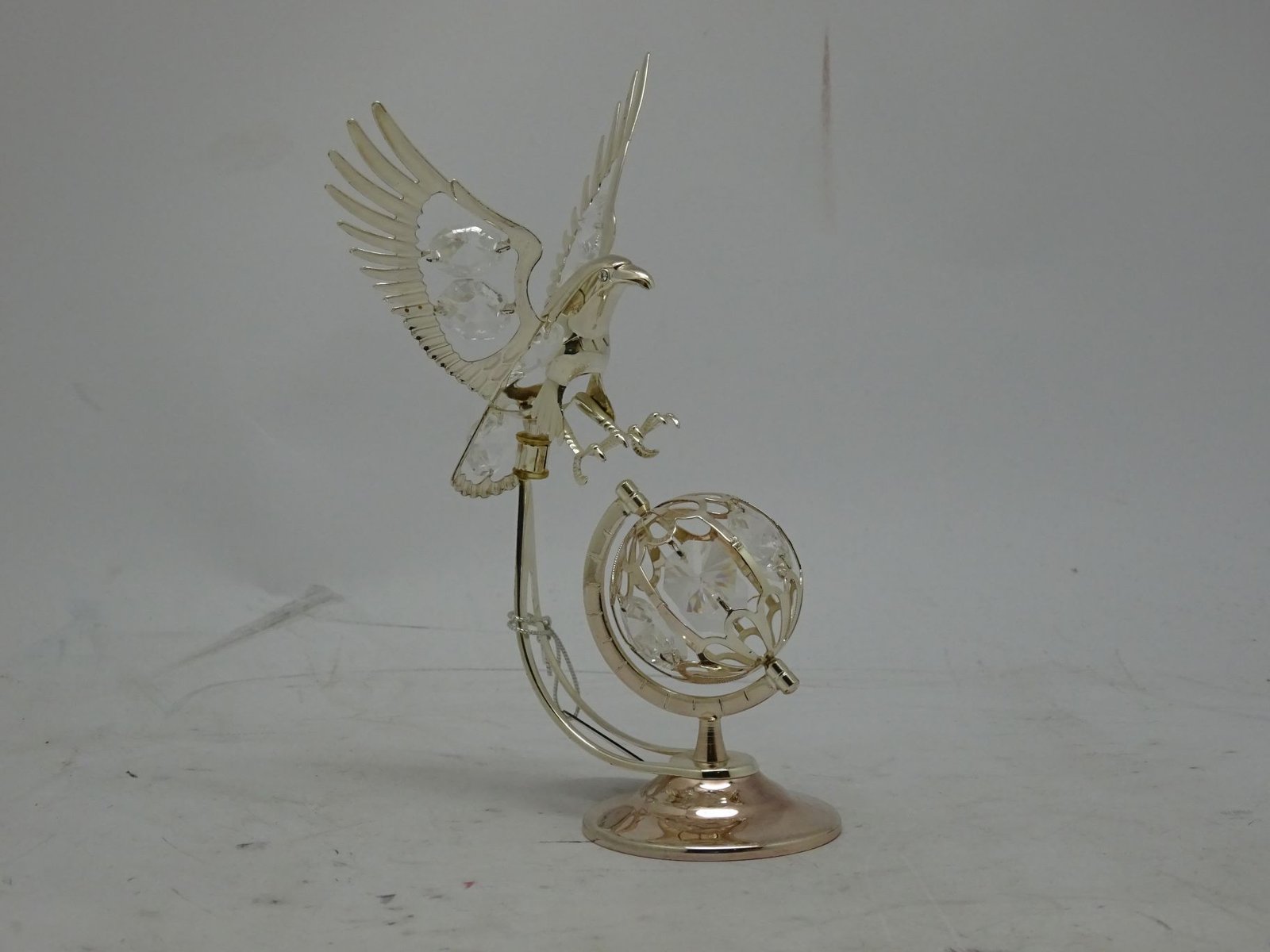 مجسم صقر فضي صغير