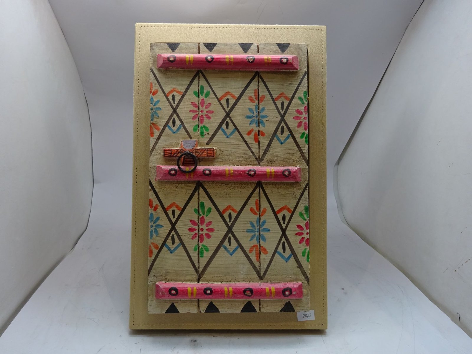 باب تراثي خشبي يمكن الكتابة عليه كدرع