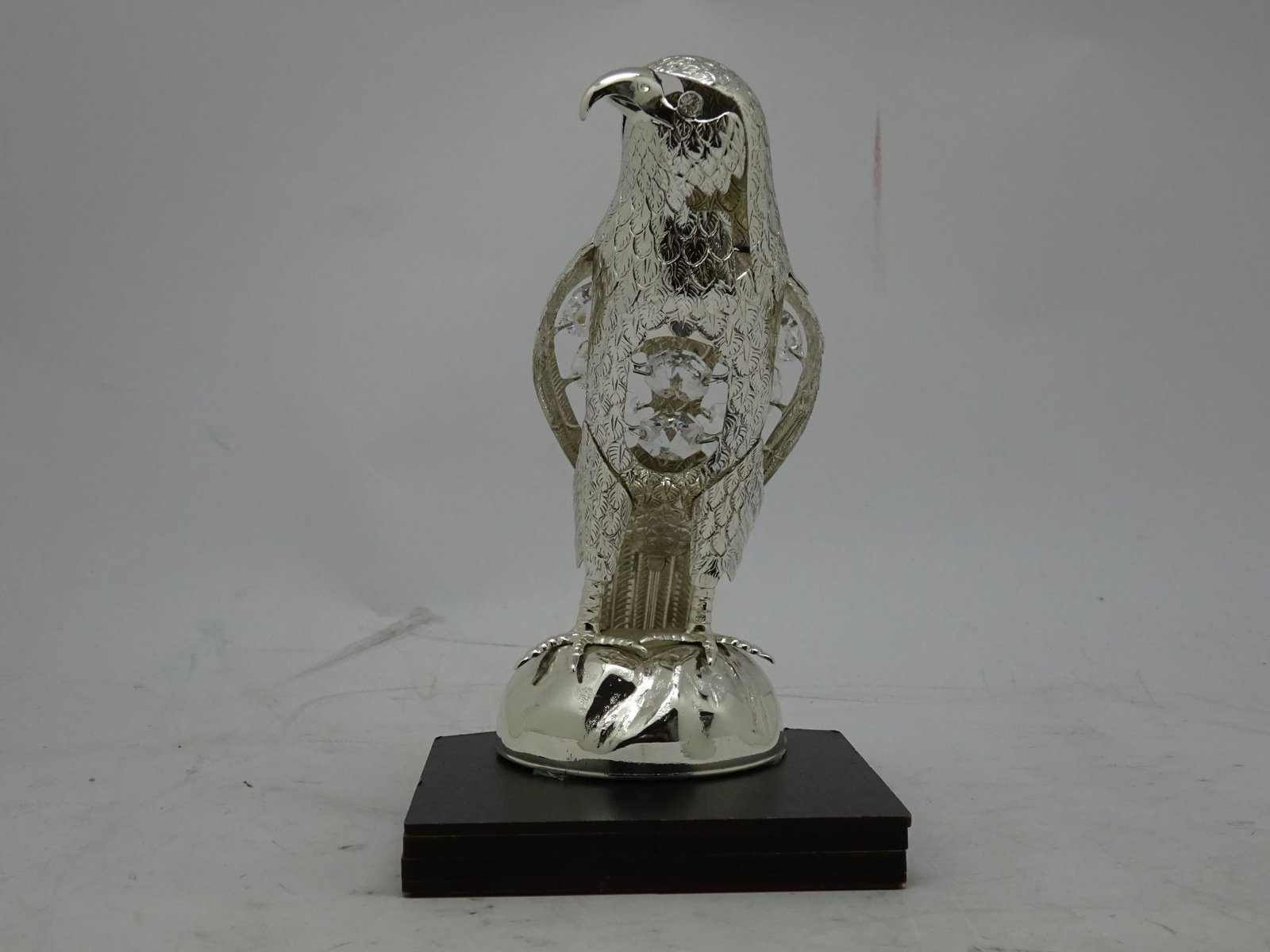 مجسم صقر فضي لوست