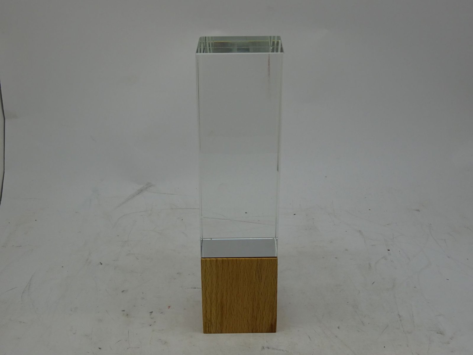 مجسم كريستال وخشب بني