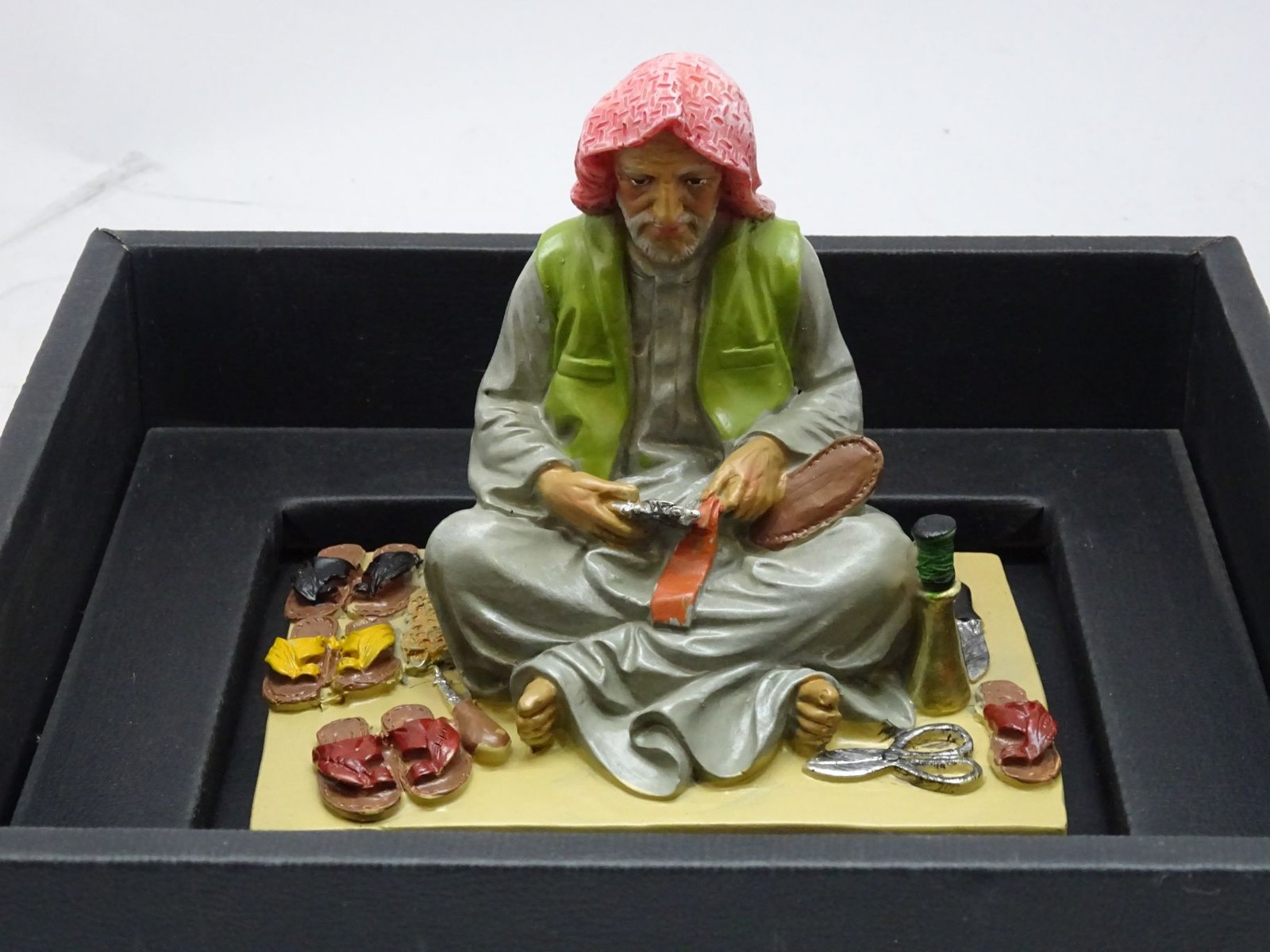 مجسم صانع الأحذية