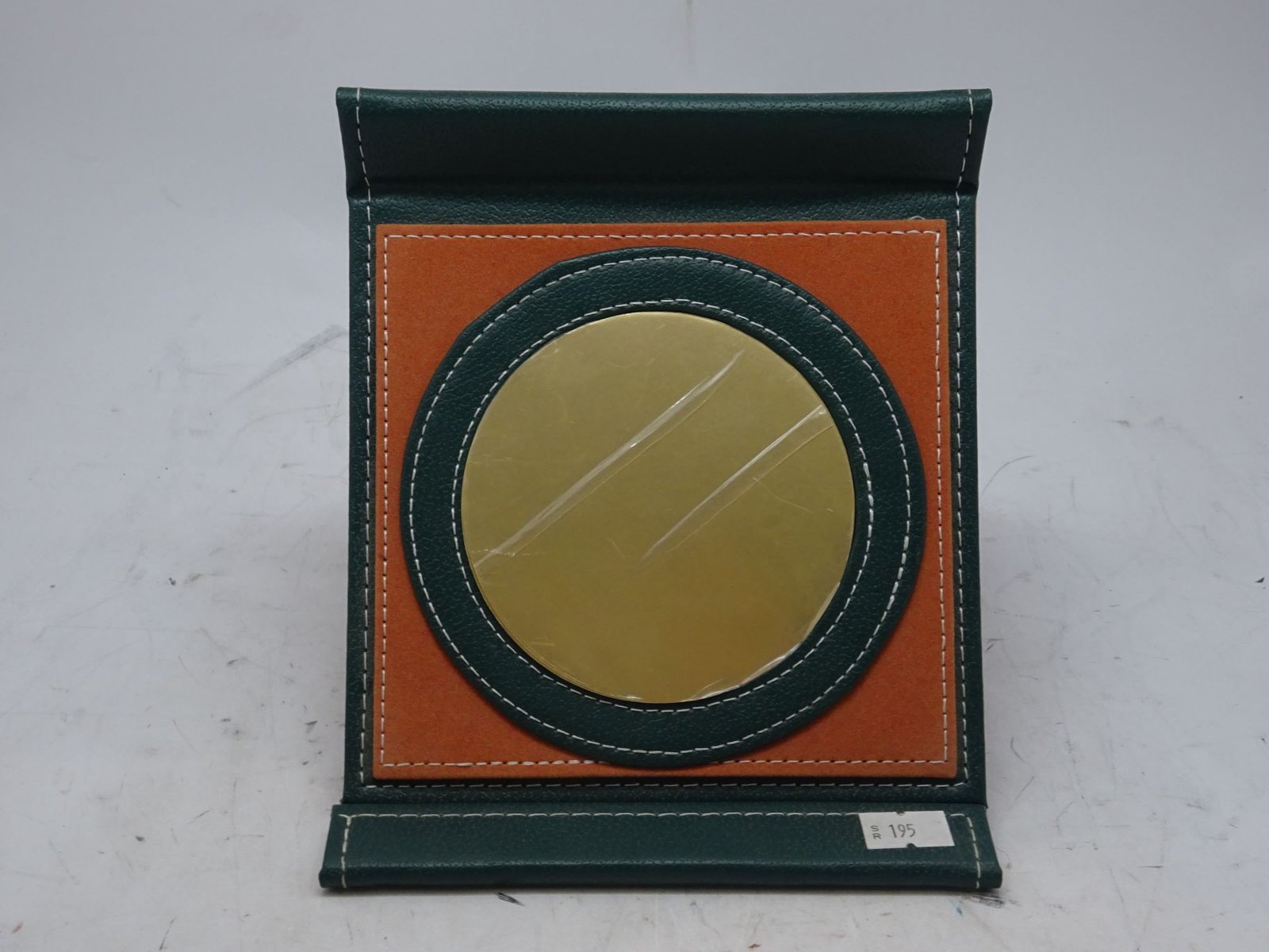 درع معدني على قاعدة جلد ملف