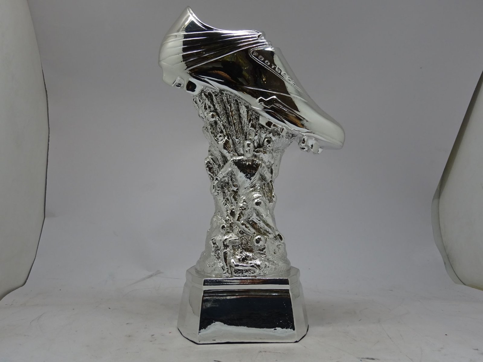 مجسم الحذاء الفضي من مادة الرزن