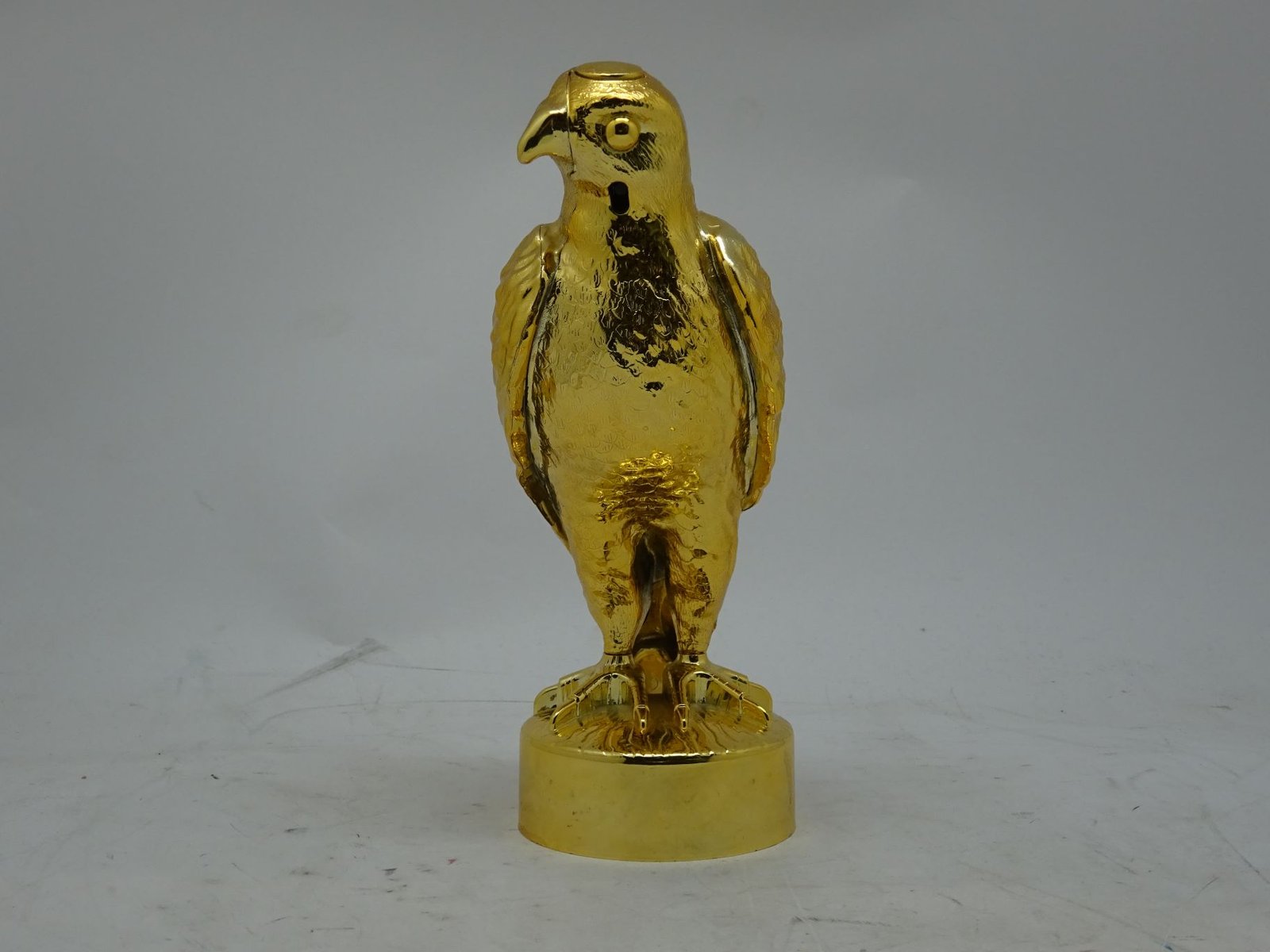 مجسم صقر ذهبي بخاخ