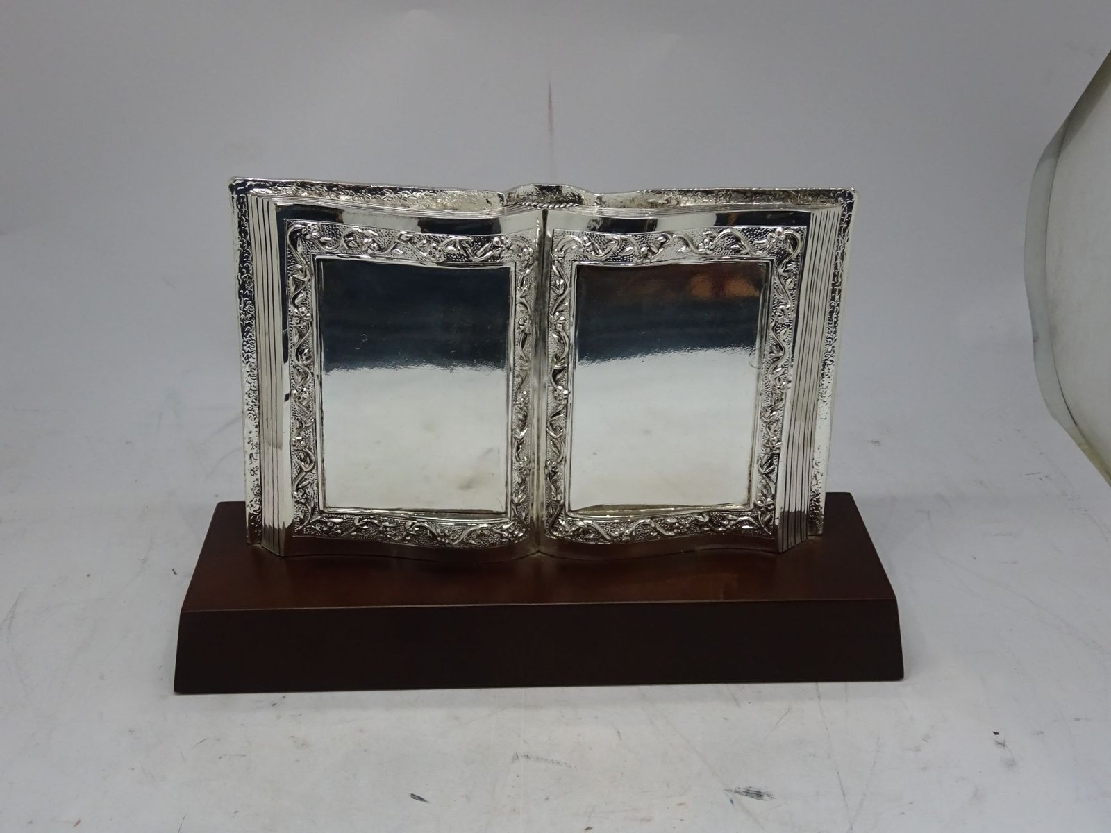 مجسم الكتاب للمناسبات الثقافية