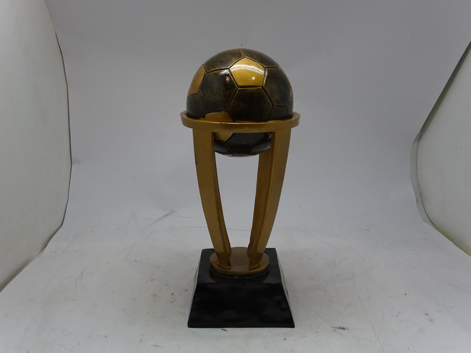 مجسم كرة على قاعدة