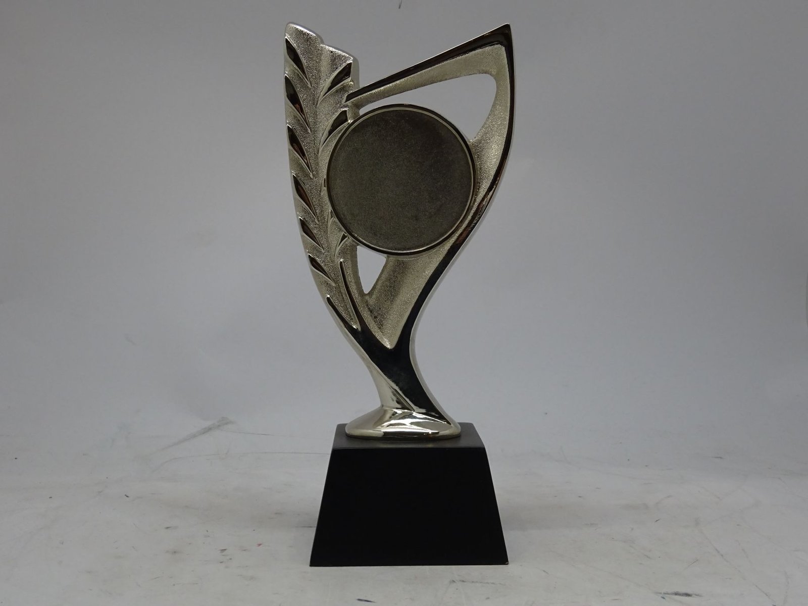 مجسم معدن بدائرة