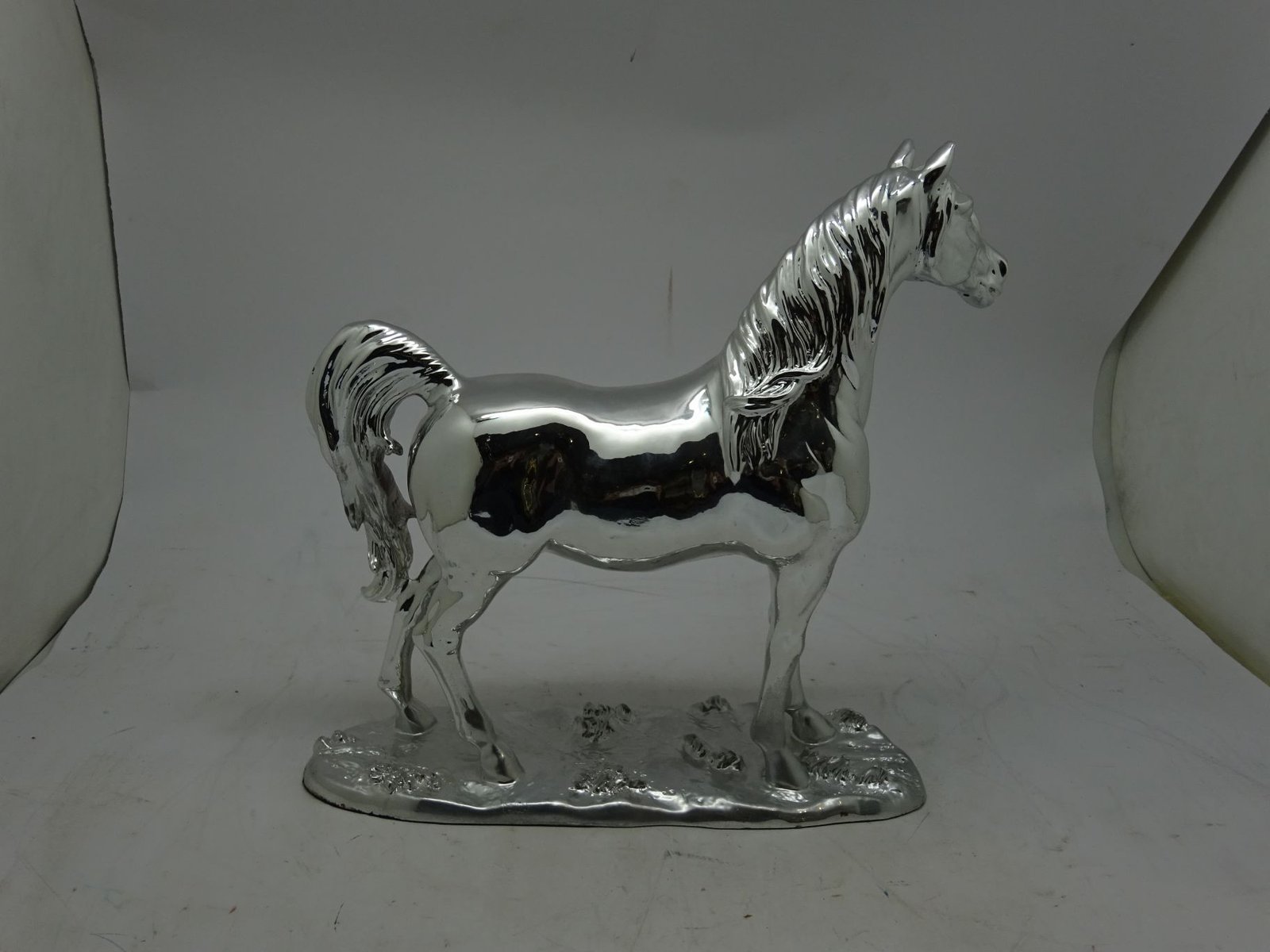 مجسم الحصان العربي فضي  بعلبة جلد
