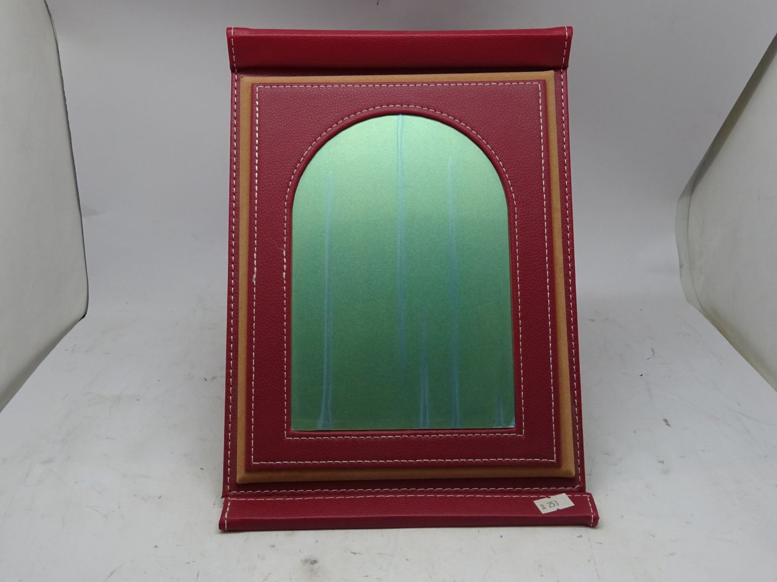 درع معدني على قاعدة جلد ملف