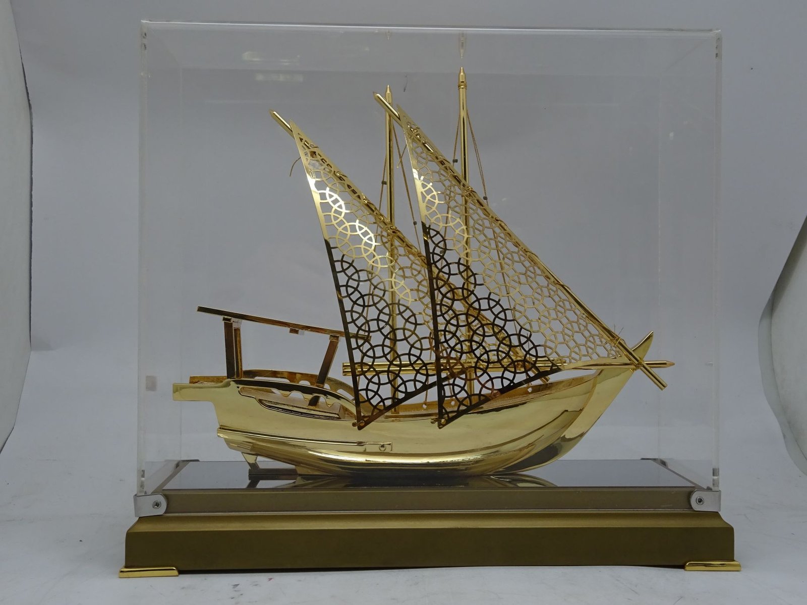 سفينة ذهبية فاخرة بعلبة اكرليك
