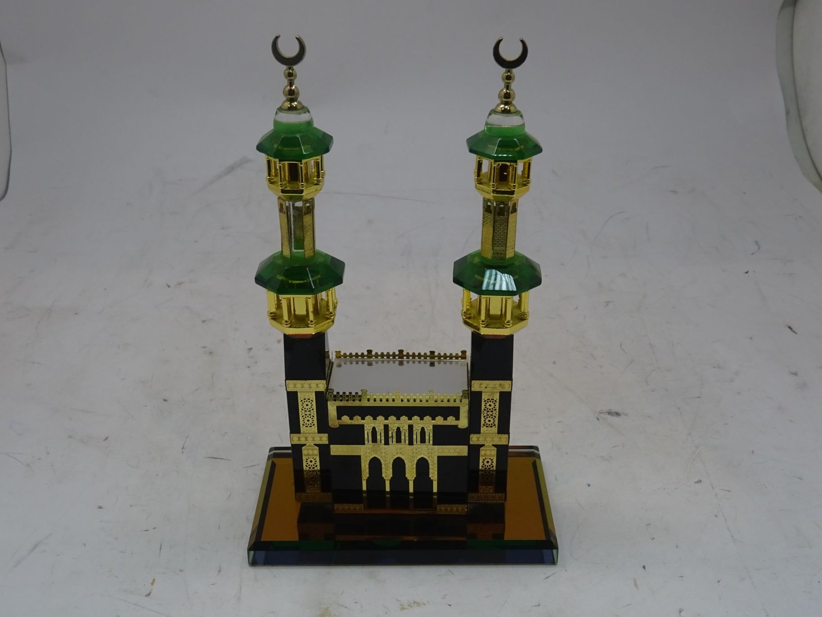الباب والمأذنة وسط