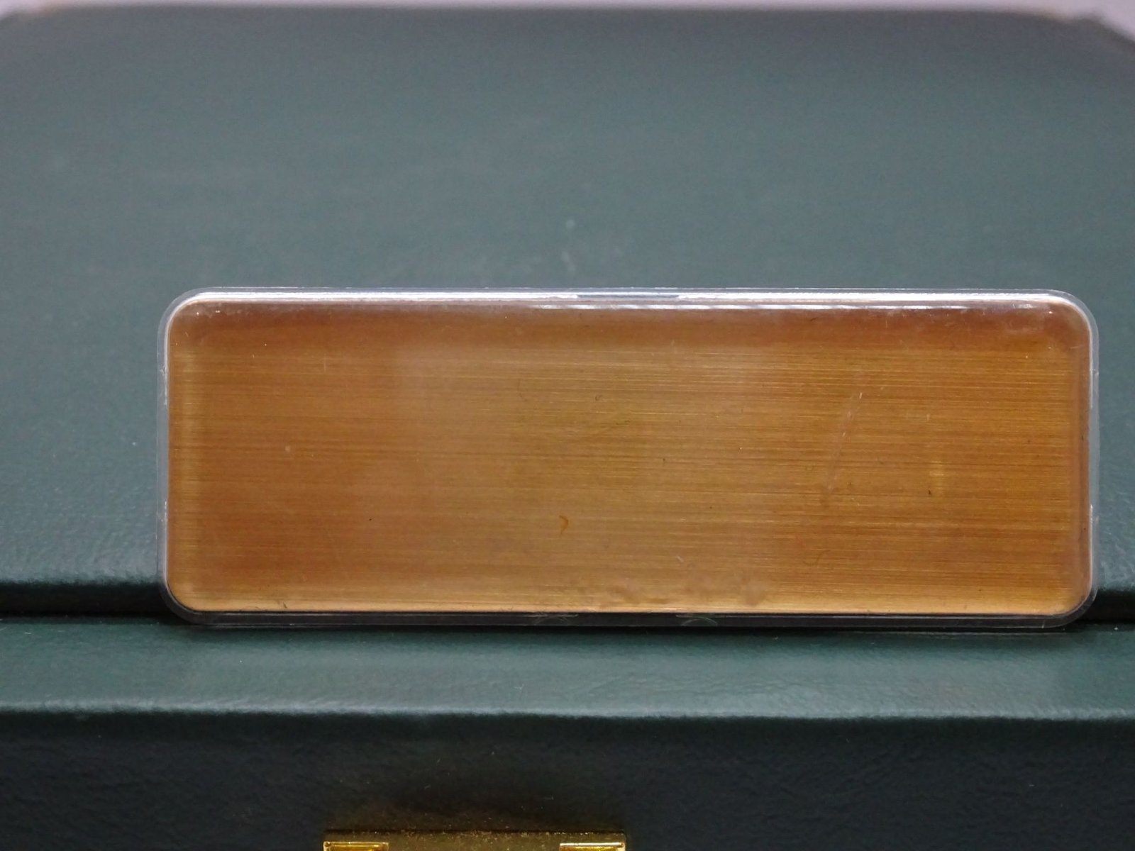 لوحة اسم للملابس ذهبية بالشعار 2