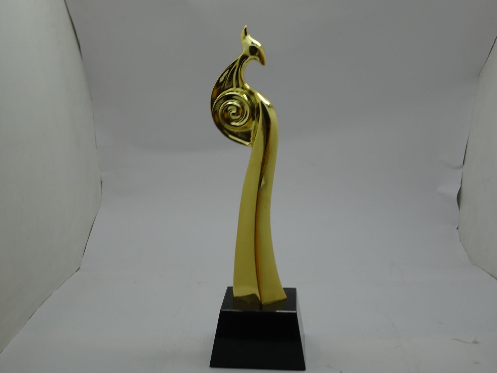 مجسم معدن صب ذهبي