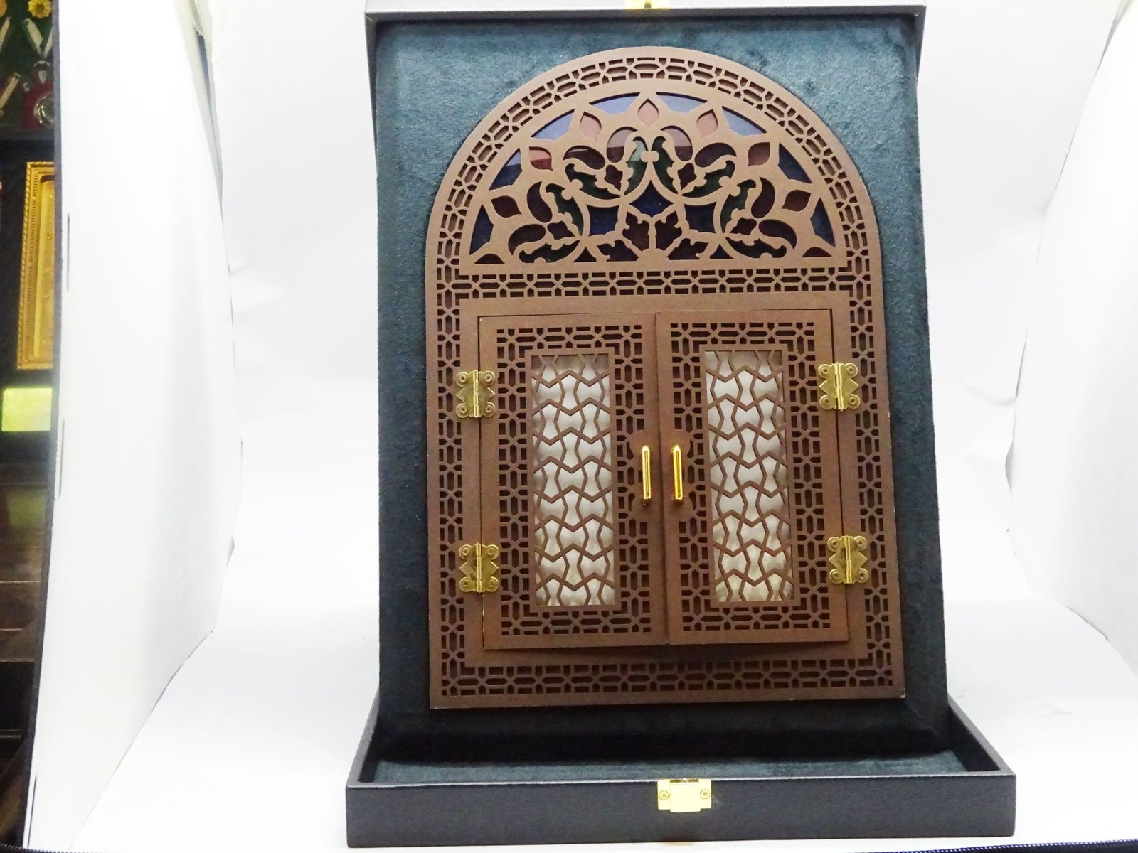 درع خشبي مميز جدا يكتب عليه من الداخل